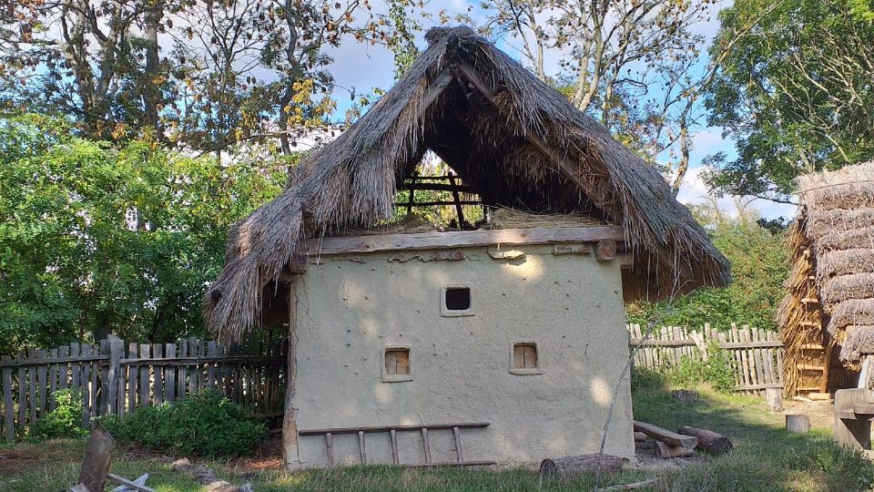 Díky jednotlivým objektům se můžete projít historií od mladší doby kamenné až po raný středověk | foto: Stanislava Brádlová, Český rozhlas Díky jednotlivým objektům se můžete projít historií od mladší doby kamenné až po raný středověk