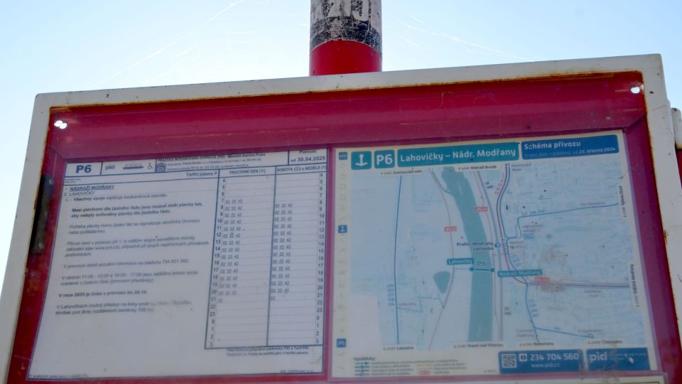 Přívozy plují podle jízdního řádu, na některých můžete požádat o plavbu i mimo jízdní řád