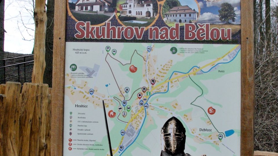 Orientační tabule pro turisty u bývalého hradního areálu, kterému dnes vévodí dřevěná rozhledna  Foto Vlaďka Wildová.JPG