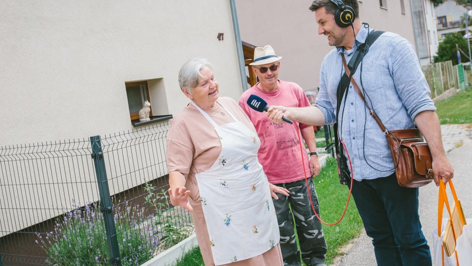 Paní Zdenka Chadtová vítá Patrika Rozehnala