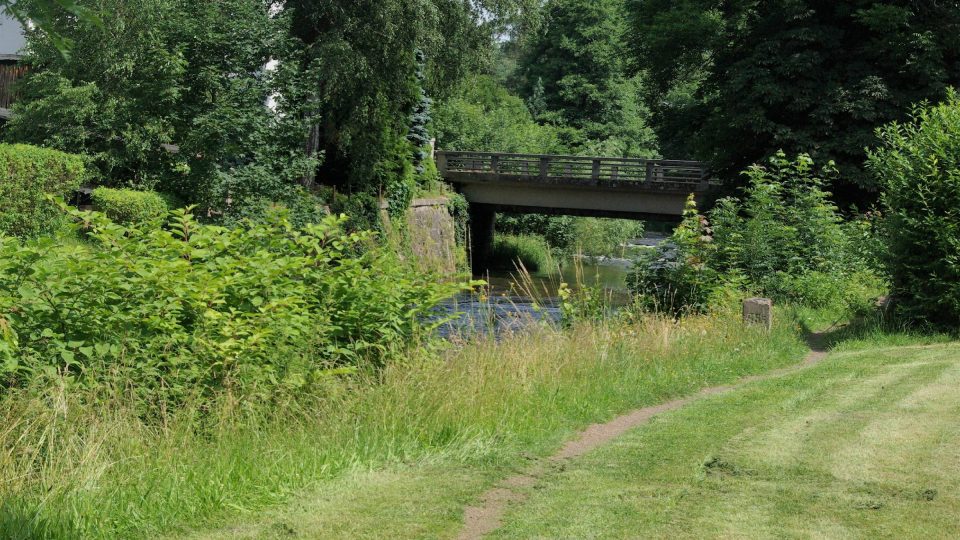 Jiráskův park v Hronově osvěžuje i řeka Metuje