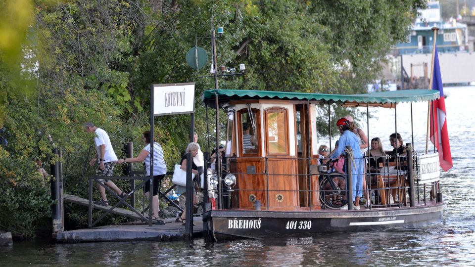 Mezizastávka Kotevní na přívozu P5 z Výtoně na Císařskou louku