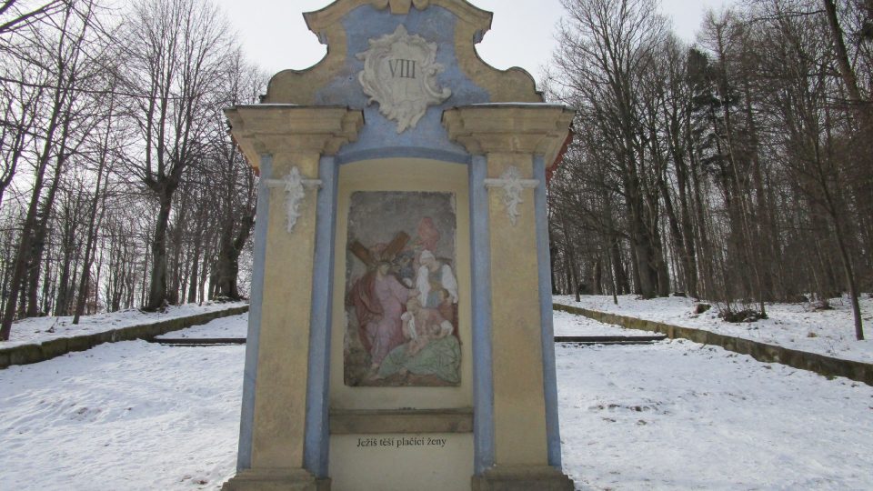 Jednotlivá zastavení jsou vymalována přímo do pískovce