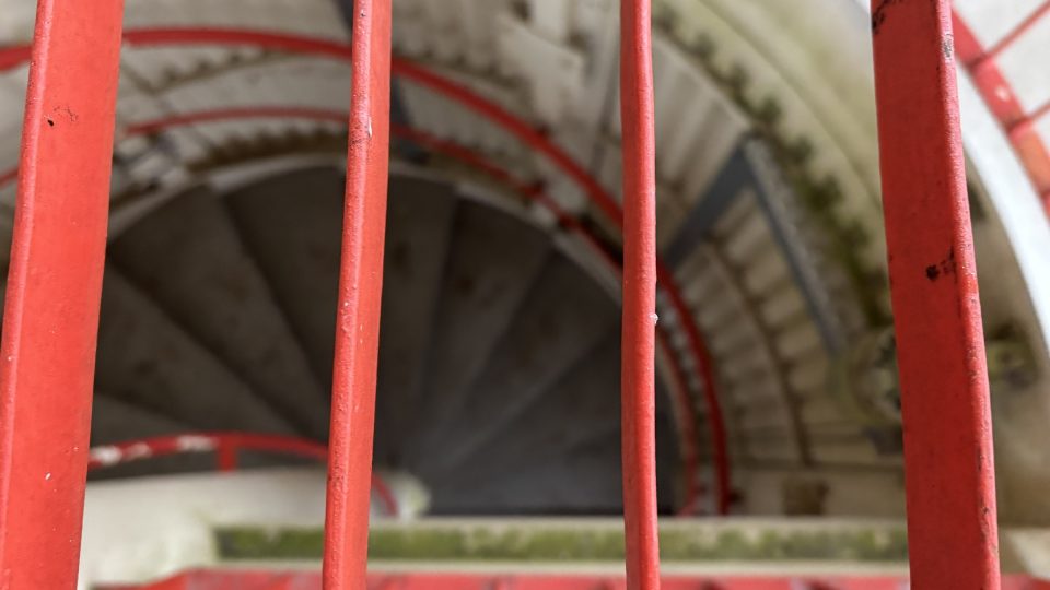 Na vrchol rozhledny vede točité schodiště s červeným zábradlím a 144 schody
