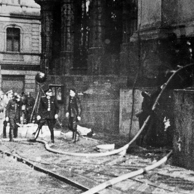 Hasiči u kostela sv. Cyrila a Metoděje v Resslově ulici,  ve kterém výsadkáři několik hodin vzdorovali přesile německých jednotek | foto:  z archívu Vojenského historického ústavu a Eduarda Stehlíka