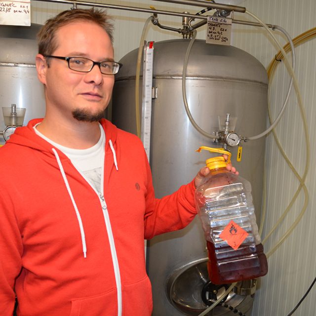 Jaroslav Dorážka s ovocným macerátem | foto: Tamara Pecková