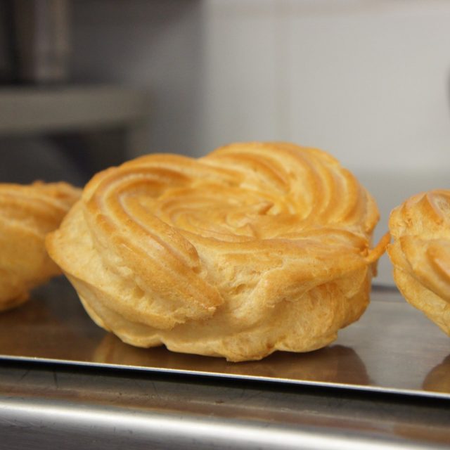 Až věnečky zhnědnou,  vytáhneme je a po vychladnutí každý rozřízneme | foto: Patrik Rozehnal,  Český rozhlas