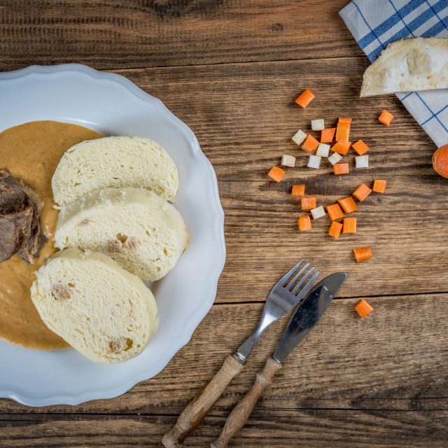 Svíčková omáčka,  poklad české kuchyně,  má kořeny ve Francii. Jen sladší mrkev zčásti nahrazuje celer  (ilustrační foto) | foto: Profimedia