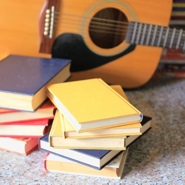 Knihy a kytara | foto: Shutterstock