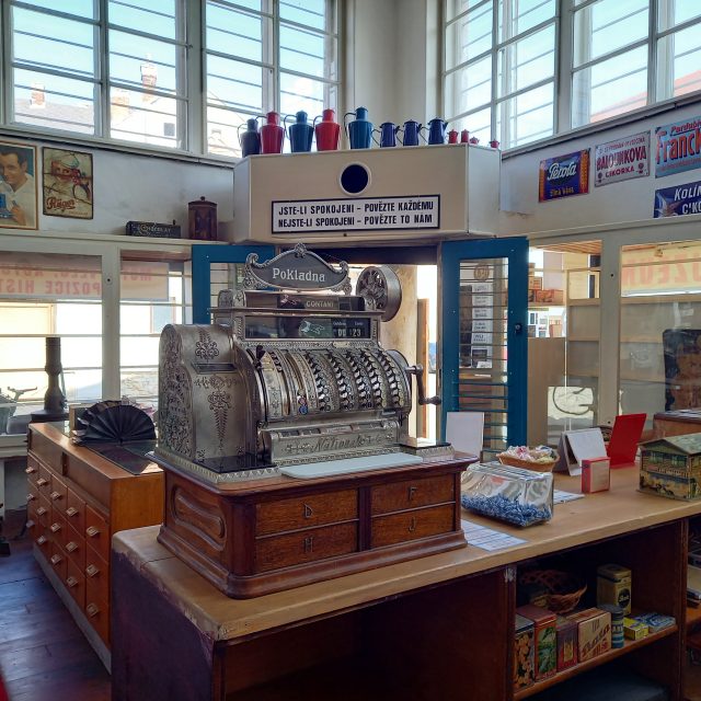 Veterán muzeum a vila Adler,  Uherský Ostroh,  prvorepubliková pokladna | foto: Markéta Macháčková,  Český rozhlas