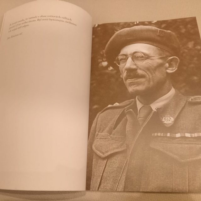 gen JUDr. Jan Vančura,  kniha Právo má přednost před mocí! | foto: Markéta Macháčková,  Český rozhlas