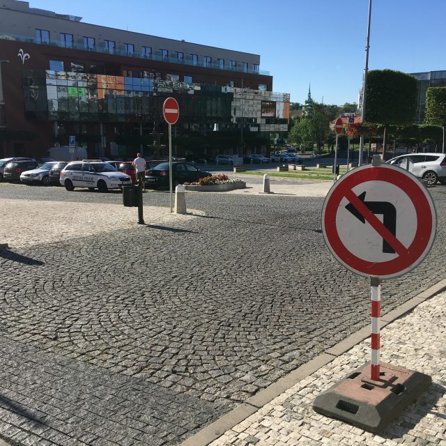 Část náměstí Svobody v Teplicích je nově jednosměrná | foto: Gabriela Hauptvogelová,  Český rozhlas
