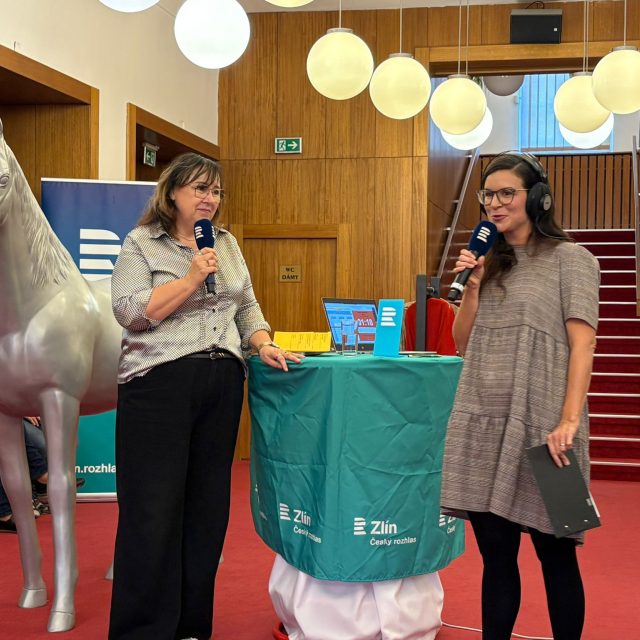 Vysílání Českého rozhlasu Zlín ze Slováckého divadla v Uherském Hradišti,  Markéta Macháčková a ředitelka divadla Libuše Habartová | foto: Marek Dolina,  Český rozhlas
