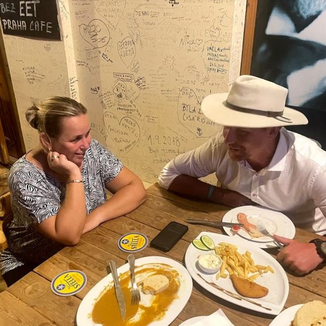 restaurace Praha v egyptské Hurghadě  (tomáš Vaňourek a vedoucí restaurace Marcela) | foto: Expedice Z101  (bodhi.style s.r.o.)