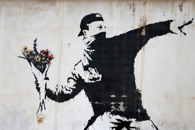 Banksy: The Flower Thrower | foto: Profimedia