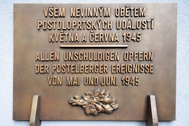 Pamětní deska v Postoloprtech.jpg