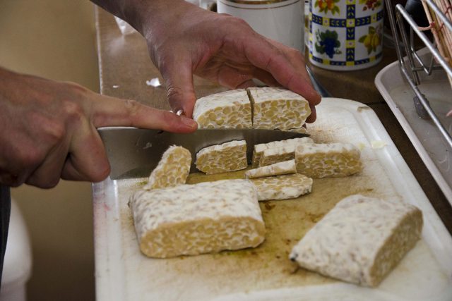 Nakrájený tempeh | foto: Petr Vidomus,  Český rozhlas