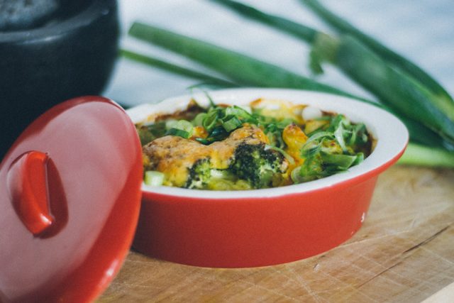 Zapečená brokolice s batáty potěší nejen vegetariány | foto: Tomáš Vobořil