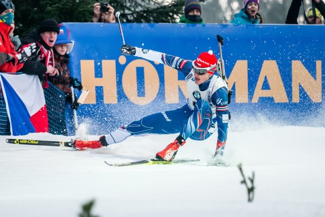 Ondřej Moravec při pádu. Závodníkovi se nic nestalo,  ale zničl pažbu zbraně | foto:  (C) Český biatlon,  Petr Slavík