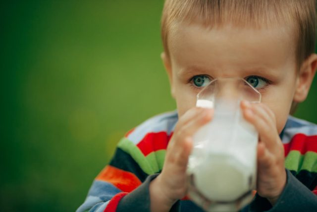 I když část lidí může mít na kravské mléko alergii,  ti ostatní by jej z jídelníčku vyřazovat neměli | foto: Fotobanka Profimedia