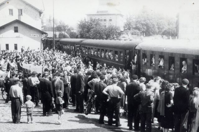 Odjezd Souboru Národního divadla v Praze z litomyšlského nádraží v padesátých letech  | foto:  Archiv festivalu Smetanova Litomyšl