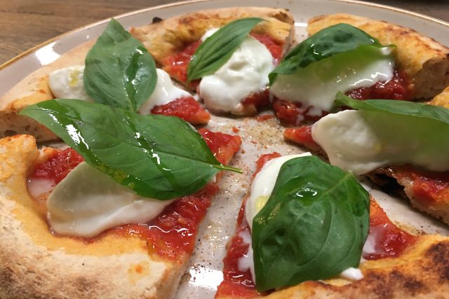 Pravá italská pizza Margherita  | foto: Jana Myslivečková,  Český rozhlas