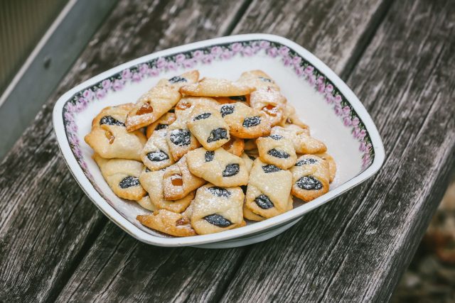 Křehké šátečky s povidly od Marie Opekarové se v ústech jen rozplývají. Zkuste švestkové či jablečné