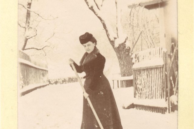 Zdeňka Heydůšková.dcera Bedřicha Smetany,  jak se kolem roku 1905 prohání na lyžích s jednou tyčkou v ruce po Lukově | foto: archiv Spolku přátel hradu Lukova