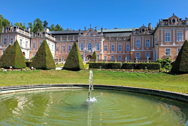 Rokokový zámek v Nových Hradech byl dokončený v roce 1777 | foto: Tereza Brázdová,  Český rozhlas