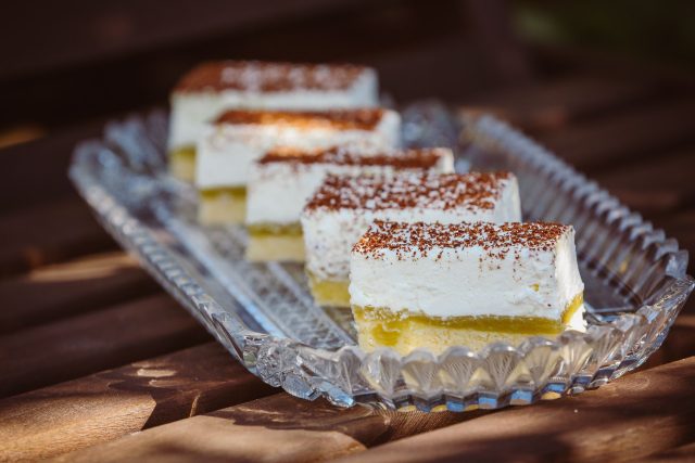 Rebarborové řezy od Václava Ségla v sobě skrývají i zázvor, který dezertu dodá mimořádnou chuť