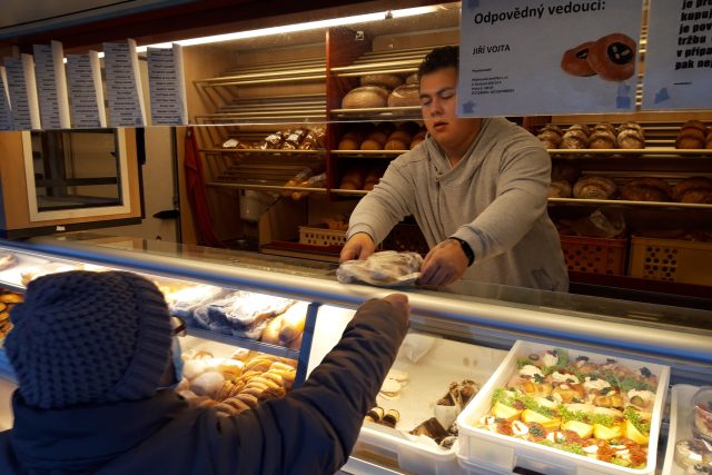 Dnes si lidé hodně kupují buchty a koláče. Některé zákazníky zná Jiří Vojta velmi dobře. Jejich objednávku odhadne předem | foto: Barbora Kvapilová,  Český rozhlas,  Český rozhlas