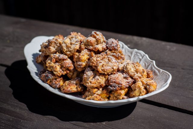Jak využít staré rohlíky? Rohlíkové hrudky od Miroslavy Kubové jsou na povrchu křupavé, uvnitř měkké