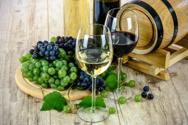 Víno bílé a červené | foto: Pixabay,  Licence Pixabay