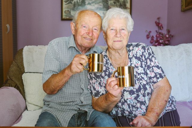  Růžová obálka s dopisem psaným před 65 lety je naším osudem, že jsme spolu