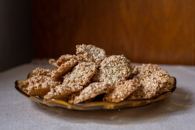 Křupavý semenec od Aleny Pirklové je superrychlý a zdravý bezlepkový dezert jen ze 4 surovin