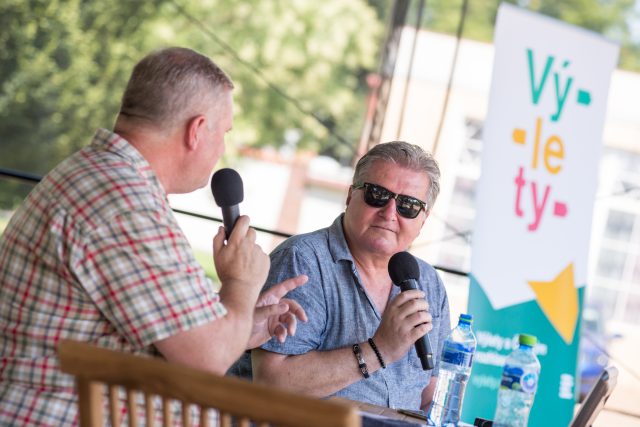 Marcel Zmožek s moderátorem Pavlem Kudrnou v Lázních Poděbrady