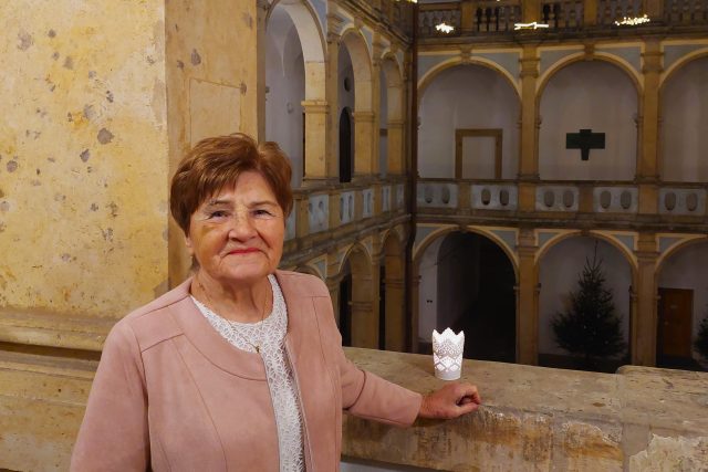 Blažena Bohuňovská na arkádovém nádvoří Valdštejnského paláce po předání Ceny města Jičína | foto: Vladislava Wildová,  Český rozhlas