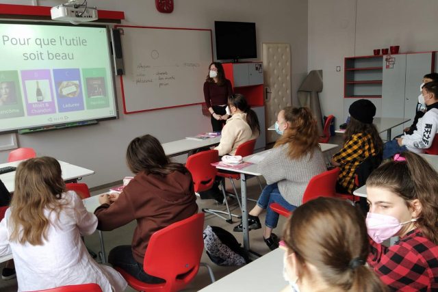 Clarysse,  dobrovolnice z Francie,  pomáhá studentům gymnázia v Broumově s výukou jazyka | foto: Marie Hornychová