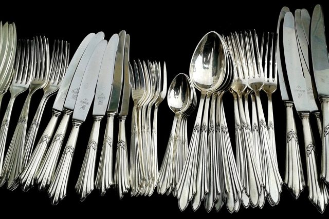 Příbor,  nůž,  vidlička,  lžíce,  stříbro,  stříbrné příbory  (ilustrační foto) | foto: cocoparisienne,  Pixabay,  CC0 1.0
